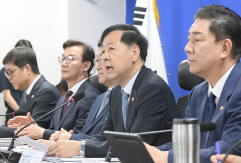 한쪽은 완화, 한쪽은 옥죄기…정부 정책의 '이중 잣대'?