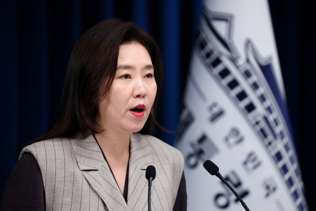 강유정 대통령실 대변인이 15일 용산 대통령실에서 이날 오후 열리는 핵심규제 합리화 전략회의에 대해 브리핑하고 있다. 핵심규제 합리화 전략회의는 신산업의 발목을 잡는 규제를 과감하게 해소하기 위해 신설된 민관 합동 회의 플랫폼으로 이날 오후 열리는 1차 회의에서는 청년세대 일자리 및 신산업의 성장을 막는 핵심 규제에 대한 논의가 진행될 예정이다. 연합뉴스