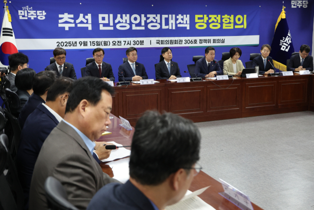 더불어민주당 김병기 원내대표가 15일 서울 여의도 국회에서 열린 