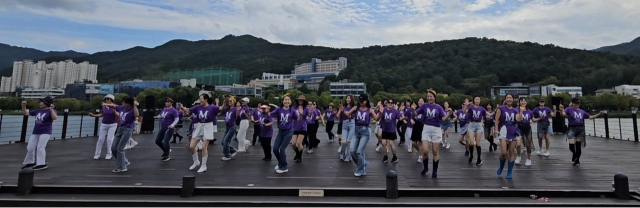 수성못 수상무대에서 펼쳐진 민라인댄스코리아의 라인 댄스(Line Dance) 공연