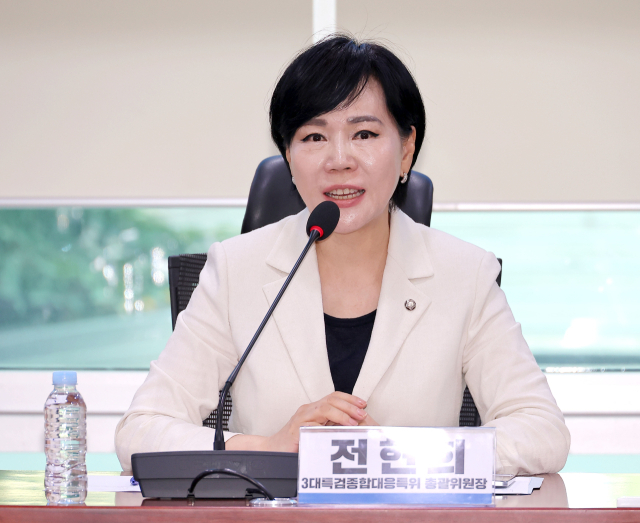 15일 서울 여의도 국회 의원회관에서 열린 민주당 3대특검 종합대응특위-김건희특검TF 간담회에서 전현희 특위 총괄위원장이 발언하고 있다. 연합뉴스