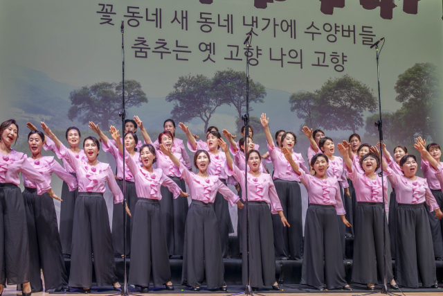 아남카라 합창단이 정기연주회에서 노래를 선보이고 있다. 칠곡군 제공
