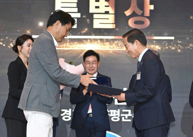 구인모 거창군수가 안수훈 연합뉴스 TV 사장으로부터 특별상을 받았다.거창군 제공