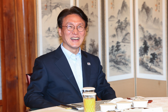 김민석 국무총리가 14일 서울 종로구 총리 공관에서 열린 당·정·대(더불어민주당·정부·대통령실) 고위급 만찬회동에 참석하고 있다. 연합뉴스