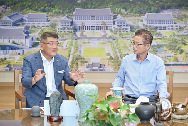 15일 경북도청에서 김학동 예천군수(왼쪽)가 이철우 경북도지사를 만나 지역 현안에 대해 협조를 요청하며 대화를 하고 있다. 경북도 제공
