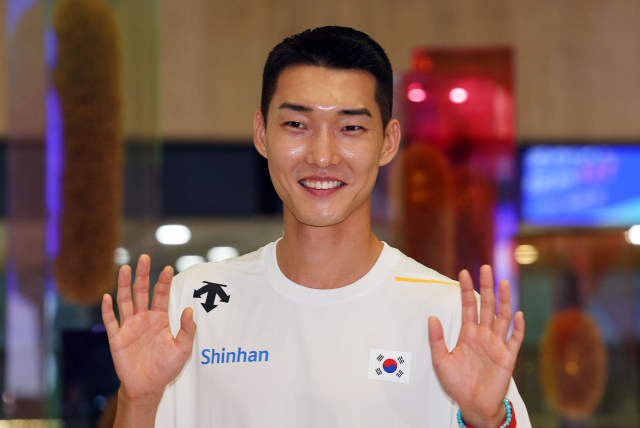 세계적인 점퍼 우상혁이 10일 오전 김포국제공항에서 출국에 앞서 포즈를 취하고 있다. 연합뉴스