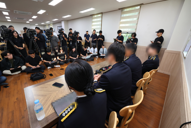 갯벌에 고립된 노인을 혼자 구하려다 숨진 고(故) 이재석 경사 팀원들인 인천해양경찰서 영흥파출소 직원들이 15일 오전 이 경사 발인을 앞두고 인천 동구의 한 장례식장에서 기자회견을 하고 있다. 연합뉴스