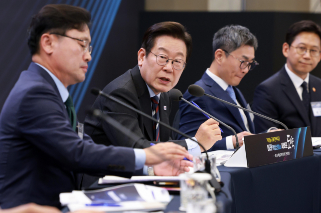 이재명 대통령이 15일 서울 성북구 한국과학기술연구원(KIST)에서 열린 제1차 핵심규제 합리화 전략회의에서 참석자들과 토론하고 있다. 연합뉴스