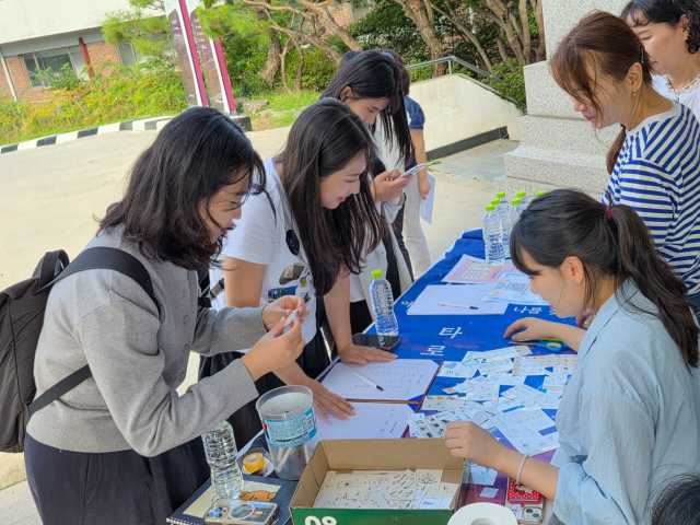 대구보건대가 대동제 축제 현장에서 절주 캠페인 부스 등 지역 주민 체험 프로그램을 운영했다. 대구보건대 제공