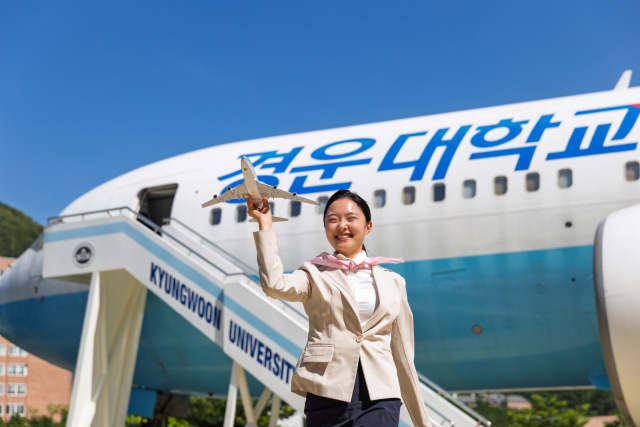 경운대학교 항공서비스학과 학생이 포즈를 취하고 있다. 경운대 제공