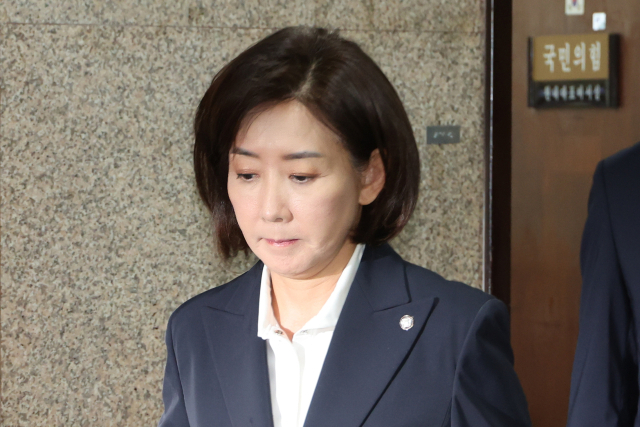 국회 법제사법위원회 소속 국민의힘 나경원 의원이 15일 서울 여의도 국회에서 조희대 대법원장에 대한 여당의 사퇴 요구 등 현안에 대한 입장을 밝히기 위해 발언대로 향하고 있다. 연합뉴스