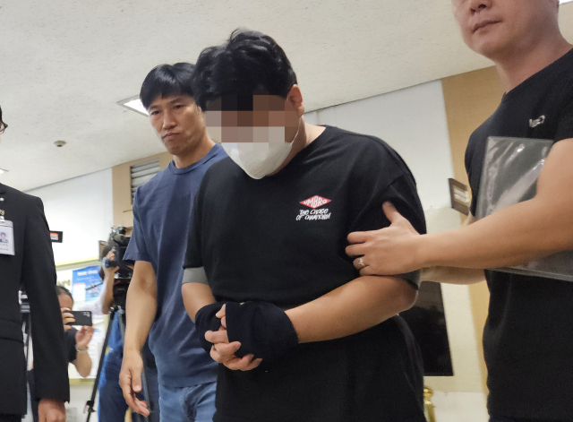 15일 대구지법에서 생후 35일된 아들을 때려 숨지게 한 30대 아빠가 구속 전 피의자 심문(영장실질심사)을 받기 위해 영장 실질 법정으로 들어가고 있다. 연합뉴스