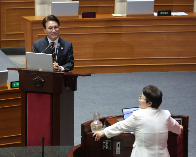 김민석 국무총리가 15일 국회 본회의장에서 열린 대정부 질문에 참석해 국민의힘 임이자 의원의 질의를 들으며 미소를 짓고 있다. 연합뉴스