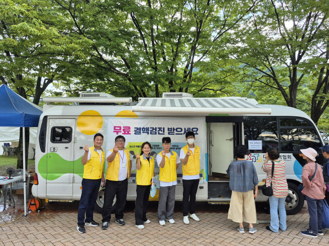 대한결핵협회 대구경북지부(회장 이관호)일동이 제19회 수성건강축제에서 결핵검진을 실시하고 있다.