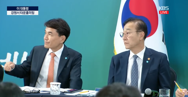 12일 강원 춘천 강원창작개발센터에서 열린 타운홀 미팅에서 김진태 강원지사(왼쪽)가 질문을 제지 당하고 있다. KBS