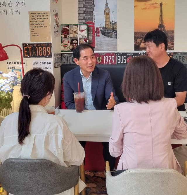 권중석 시의원이 민원인들과 환담을 나누고 있다. 권중석 제공
