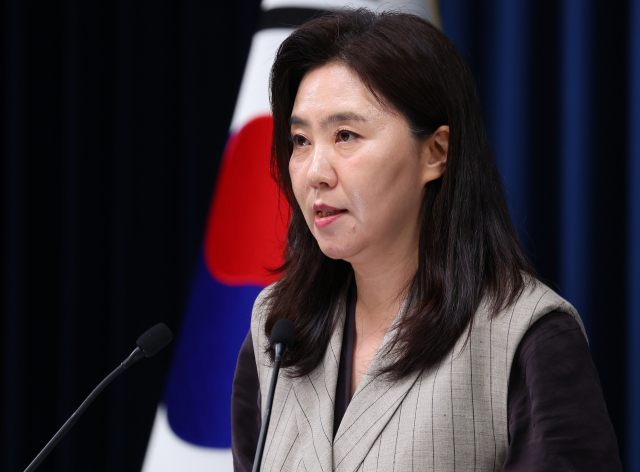 강유정 대통령실 대변인이 15일 용산 대통령실에서 순직 해경 관련 브리핑을 하고 있다. 강 대변인은 이재명 대통령이 유가족과 동료들의 억울함이 없도록 이 사건의 진상을 해경이 아닌 외부에 독립적으로 맡겨 엄정히 조사할 것을 지시했다고 밝혔다. 연합뉴스