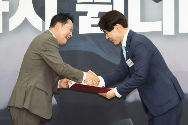 국민의힘 장동혁 대표가 16일 서울 여의도 국회에서 열린 신임 대변인단 임명장 수여식에서 박성훈 수석대변인에게 임명장을 수여하고 있다. 연합뉴스