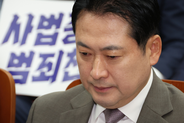 국민의힘 장동혁 대표가 16일 서울 여의도 국회에서 열린 의원총회에 참석해 잠시 생각에 잠겨 있다. 연합뉴스