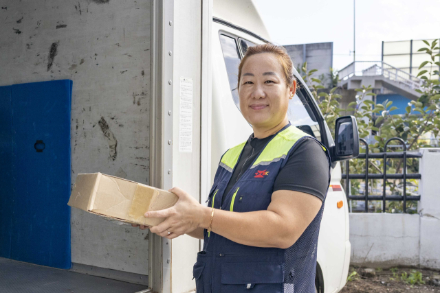 까오 마령씨가 경북 칠곡군 우체국 소포원으로 일하며 환한 미소를 짓고 있다. 칠곡군 제공