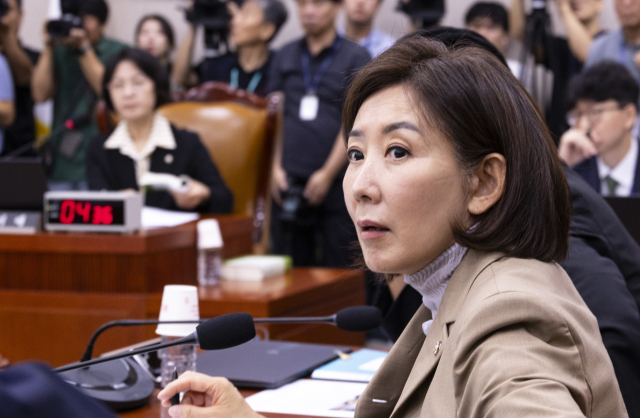 국민의힘 나경원 의원이 16일 서울 여의도 국회에서 열린 법제사법위원회 전체회의에서 무소속 최혁진 의원 발언에 항의하고 있다. 연합뉴스