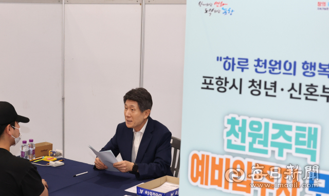 이강덕 포항시장이 16일 천원주택 사업 모집 첫날 직접 접수를 받으며 신청자들의 의견을 듣고 있다. 포항시 제공