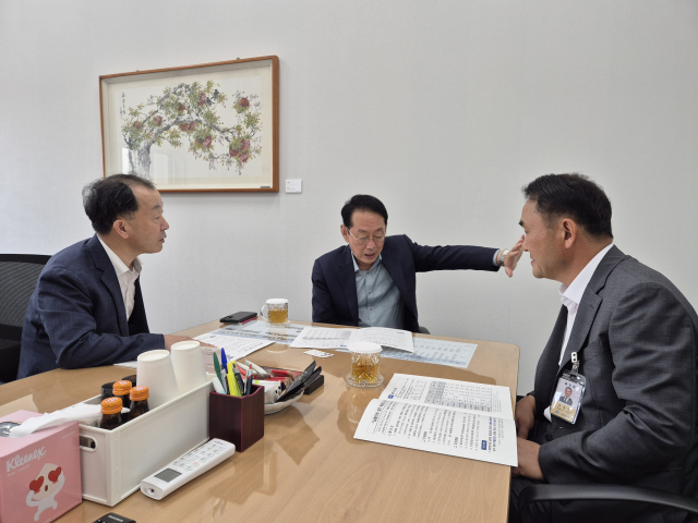 지난 15일 엄용수 경남도 정무특별보좌관과 유명현 경남도 균형발전본부장이 국민의힘 김도읍 정책위의장을 만나 