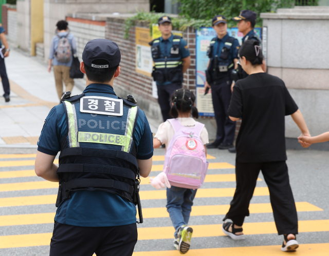 최근 전국에서 어린이 약취·유인 범죄가 잇따르는 가운데 대구경찰청은 초등생 등·하굣길 순찰을 강화하며 총력 대응에 나섰다. 12일 대구 한 초등학교 앞에서 동촌지구대, 기동순찰대 경찰관들이 초등생 하굣길 순찰 활동을 하고 있다. 연합뉴스
