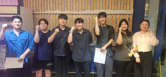 각자의 방식으로 지역에 뿌리를 내리고 있는 안동의 청년들. 왼쪽부터 권순호 순수주조 대표, 금상민 워크리스트 대표, 오준호 우디바 대표, 박민재 SG상상공작소 대표, 권기종 ㈜시야 대표, 김정주 ㈜정주 대표, 이다영 연구원. 손병현 기자