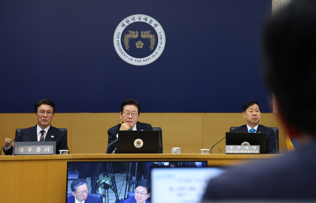 이재명 대통령이 16일 정부세종청사에서 열린 제42회 국무회의에서 최교진 사회부총리 겸 교육부 장관의 발언을 듣고 있다. 연합뉴스