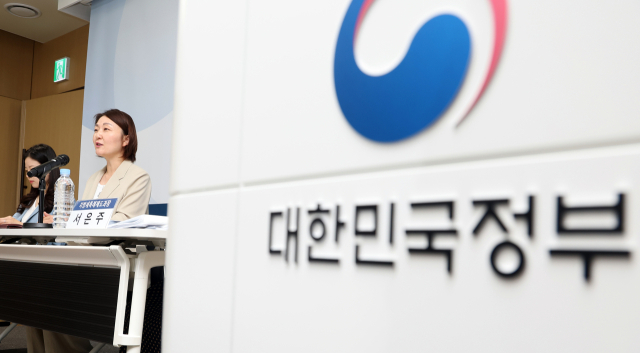 행정안전부 김정선 지방세제국장 직무대리(오른쪽)가 지난달 27일 정부세종청사 중앙동 브리핑룸에서 열린 제11회 정책설명회에서 2025년 지방세제 개편안에 관해 설명하고 있다. 연합뉴스