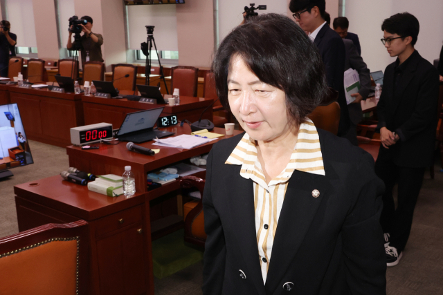 더불어민주당 소속 추미애 국회 법제사법위원장이 16일 국민의힘 나경원 의원 간사 선임 안건을 여당 주도로 부결 처리한 뒤 법사위 회의실에서 나가고 있다. 연합뉴스