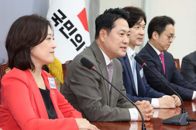국민의힘 장동혁 대표가 16일 서울 여의도 국회에서 열린 신임 대변인단 임명장 수여식에서 대변인단을 향해 발언하고 있다. 연합뉴스