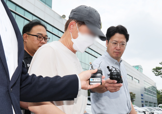 지난 11일 인천에서 틱토커인 20대 여성 B씨를 폭행하고 살해해 살인 및 사체유기 혐의로 구속영장이 청구된 A씨가 16일 구속 전 피의자 심문(영장실질심사)에 출석하기 위해 경기도 용인동부경찰서에서 나오고 있다. 연합뉴스