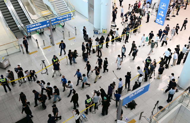 미국 이민당국에 의해 조지아주에 구금됐던 한국인 근로자들이 12일 인천국제공항 제2여객터미널 입국장을 나서고 있다. 연합뉴스