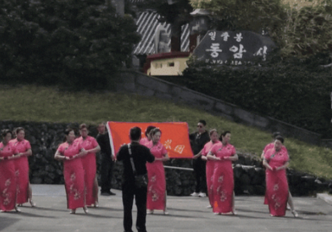치파오 입은 中 여성들, 성산일출봉서 단체로 춤…갑론을박