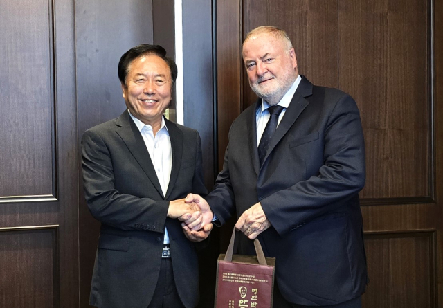 권기창 안동시장이 16일 서울서 열린 국제 웨비나에 참석해 주제 발표하고, 세계물위원회 루이 포숑 위원장을 만나 물 문제 국제 협력을 논의했다. 안동시 제공