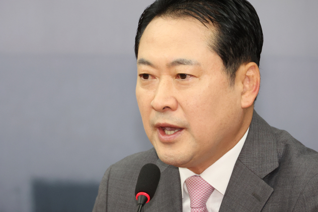 국민의힘 장동혁 대표가 17일 서울 여의도 국회에서 열린 기자간담회에서 권성동 의원의 구속 등 현안 관련 질문에 답하고 있다. 연합뉴스