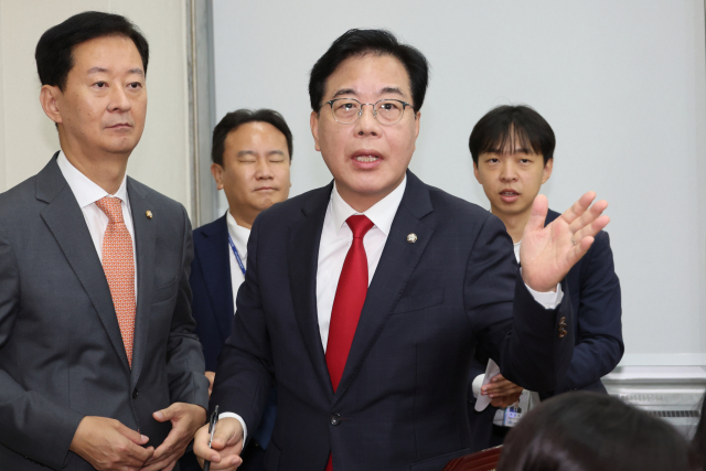 국민의힘 송언석 원내대표가 17일 서울 여의도 국회에서 열린 기자간담회에서 권성동 의원 구속, 정부조직법 여야 협상 등 현안 관련 질문에 답하고 있다. 연합뉴스