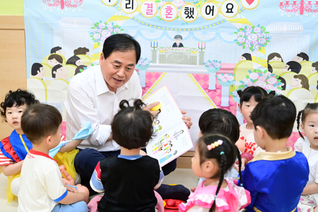 김천시는 출산·양육 전 주기 지원을 확대해 아이 낳고 키우기 좋은 도시를 만들고 있다. 사진은 배낙호 김천시장이 유아들에게 동화책을 읽어주고 있는 모습. 김천시 제공
