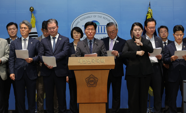 더불어민주당 초선 의원들이 17일 서울 여의도 국회 소통관에서 미국 근로자 구금 사태 및 관세 협상 관련 기자회견을 하고 있다. 연합뉴스