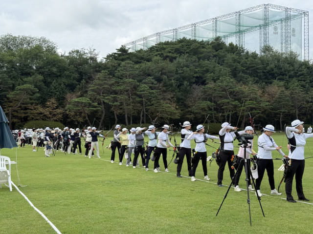 제57회 전국 남녀 양궁 종합선수권대회에 참가한 전국 시·도와 소속팀 선수들이 활시위를 당기고 있다. 예천군 제공