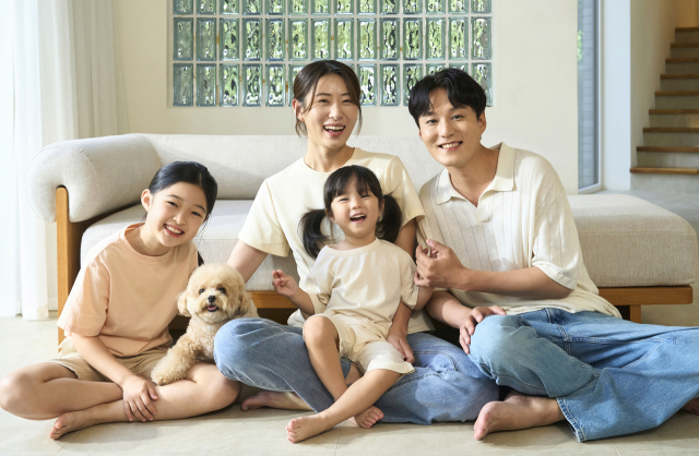 반려동물은 이제 건강식도 먹고 병원에 가서 예방주사를 맞으며 럭셔리 캠핑도 한다. 더 나아가 이제 가족의 일원이 되었다.