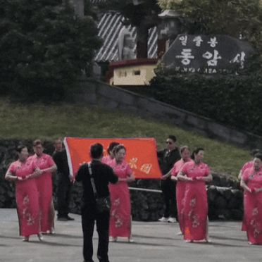 치파오 입은 中 여성들, 성산일출봉서 단체로 춤…갑론을박