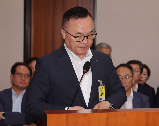 황주호 한국수력원자력 사장이 19일 국회에서 열린 산업통상자원중소벤처기업위원회 전체회의에서 올해 초 미국 웨스팅하우스와 맺은 지식재산권 분쟁 종료 합의문과 관련한 의원 질의에 답변하기 위해 이동하고 있다. 연합뉴스