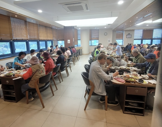 영주투어에 참여한 관광객들이 축협판매장에서 식사를 하고 있다. 영주시 제공