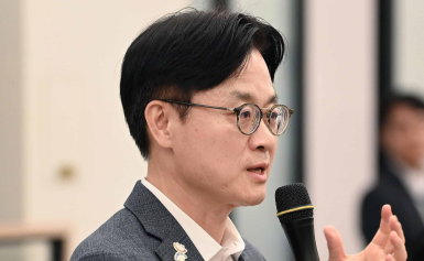 李 