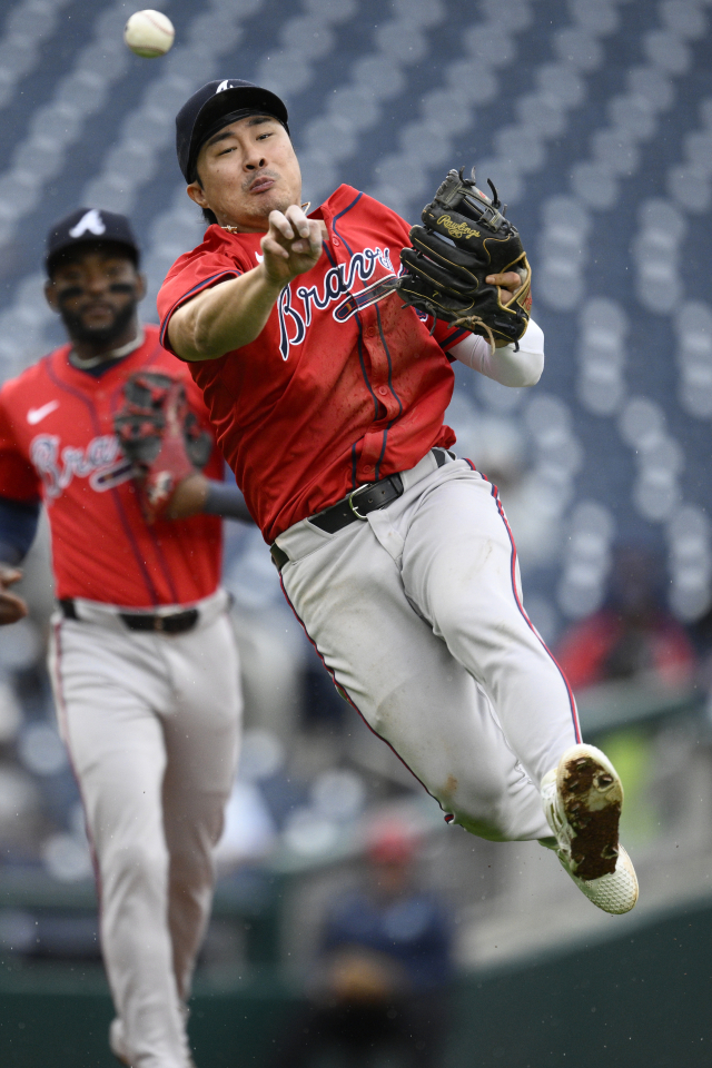 애틀랜타 브레이브스의 김하성이 17일 미국 워싱턴 DC 내셔널스파크에서 열린 2025 MLB 워싱턴 내셔널스와의 더블헤더 1차전 7회 유격수 앞 땅볼을 처리하고 있다. 연합뉴스