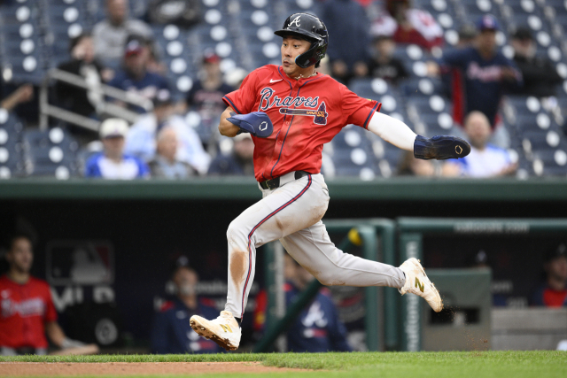 애틀랜타 브레이브스의 김하성이 17일 미국 워싱턴 DC 내셔널스파크에서 열린 2025 MLB 워싱턴 내셔널스와의 더블헤더 1차전 8회 홈으로 뛰어들고 있다. 연합뉴스