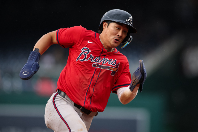 애틀랜타 브레이브스의 김하성이 17일 미국 워싱턴 DC 내셔널스파크에서 열린 2025 MLB 워싱턴 내셔널스와의 더블헤더 1차전 8회 홈으로 뛰어들고 있다. 연합뉴스